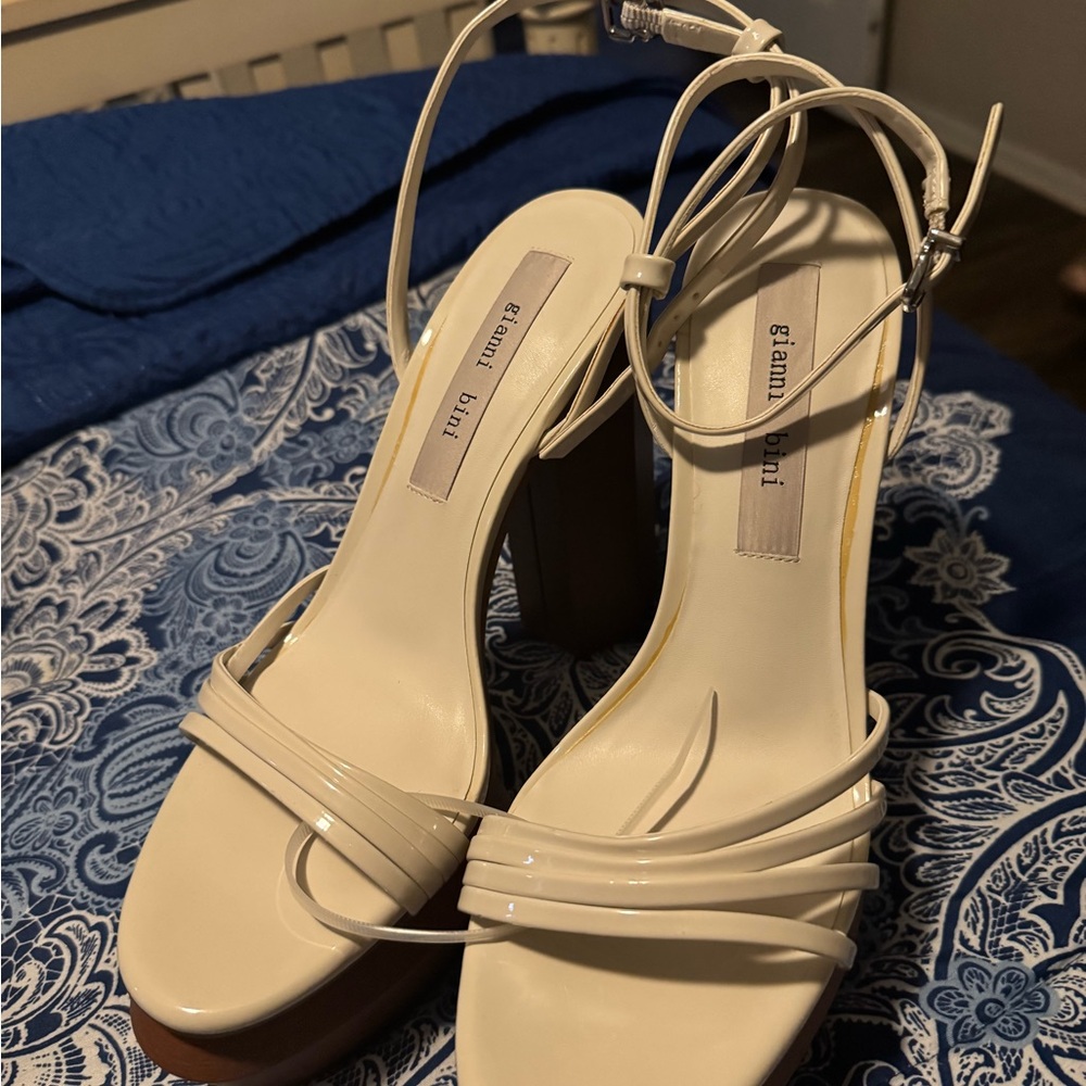 Gianvito Rossi Elegant Cream Heels